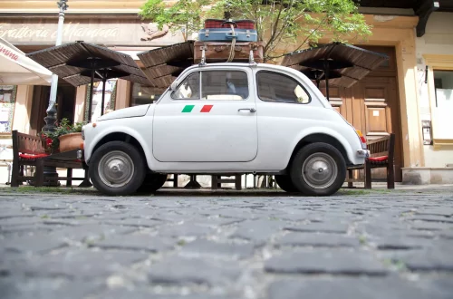 Carteira de motorista na Itália: Foto de um carro estacionando em uma rua na Itália