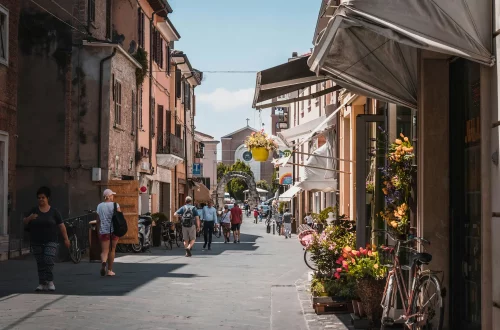 Leis trabalhistas na Itália: Foto de uma rua italiana com vários pontos de comércio