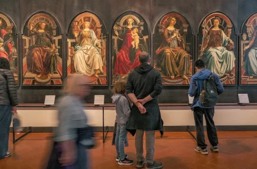 Pintores italianos: Foto de pessoas dentro de um museu apreciando as obras