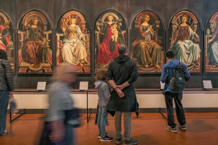 Pintores italianos: Foto de pessoas dentro de um museu apreciando as obras