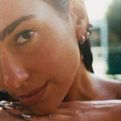 Écoutez Dua Lipa, regardez des vidéoclips, lisez la biographie, consultez les dates de tournée et plus encore !