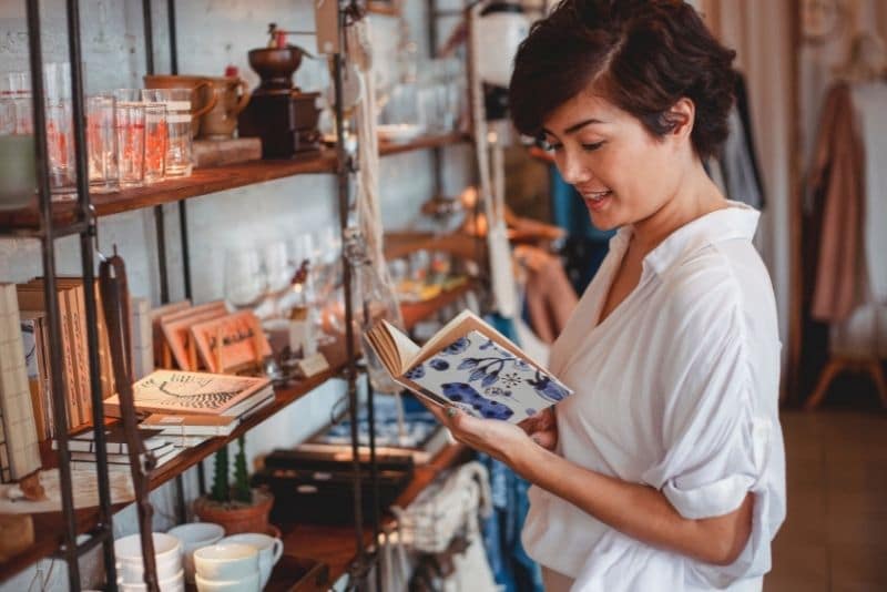 woman shopping for the best New York souvenirs 