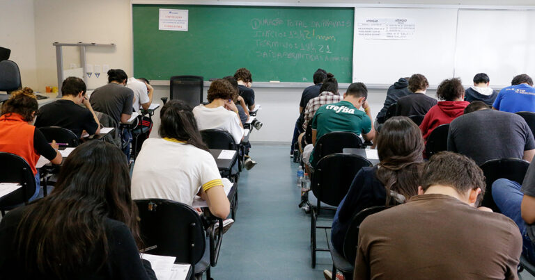 Sala de aula com estudantes fazendo uma prova