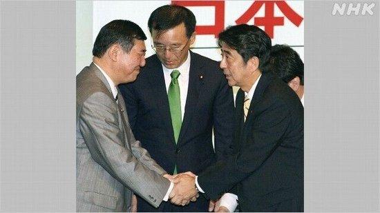 2012年，自民党举行总裁选举，石破茂在第二轮投票中败给安倍晋三。（图片来源：央视新闻）