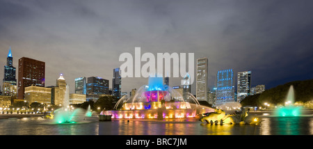 Buckingham Fountain With Chicago Skyline At Night, Chicago, Illinois, USA Stock Photo