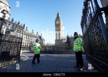 metropolitan police officers guard the houses of parliament london england uk united kingdom Stock Photo