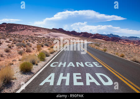 Der Text "Geändert" auf eine leere Straße in der Wüste von Nevada geschrieben, bevor die Straße nach rechts Stockfoto