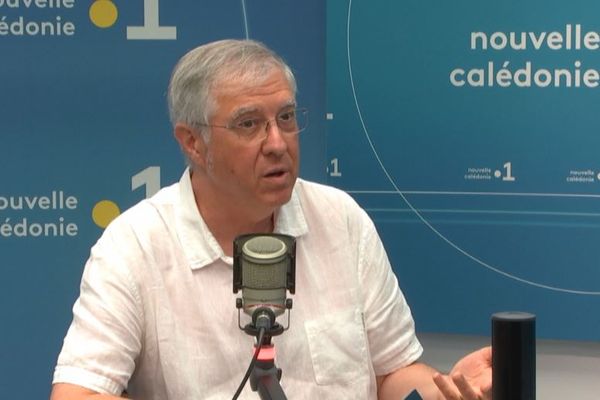 Philippe Blanchet, professeur de sociolinguistique à l’université Rennes 2, spécialiste de la glottophobie, invité du journal radio de Nouvelle-Calédonie la 1ère.