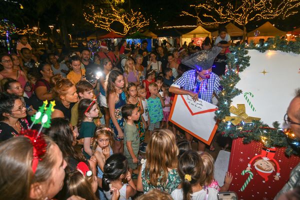 Après le passage des lutins, la place de la Marne attend le père Noël, ce 24 au soir, à Nouméa.