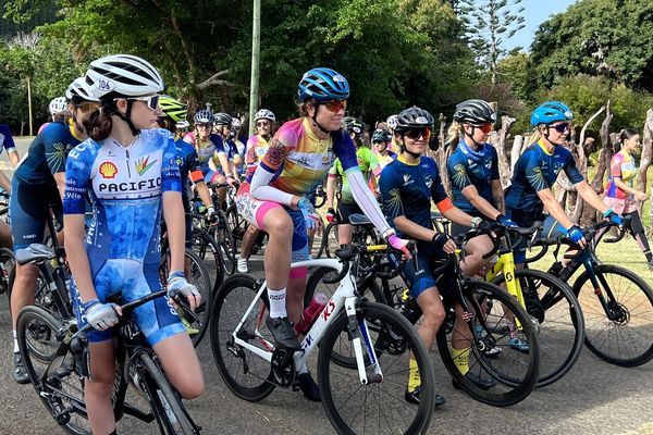 Le départ de la première étape d'Au Tour d'Elles à l'île des Pins, dimanche 8 octobre 2023.