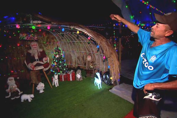 Pascal Thomas présente les décorations qui ont transformé son domicile de Kouaoua en maison de Noël.