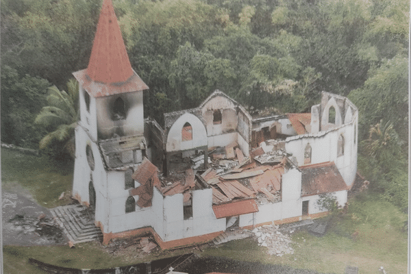 L'église de Saint Louis, au Mont-Dore, fortement dégradée après l'incendie.