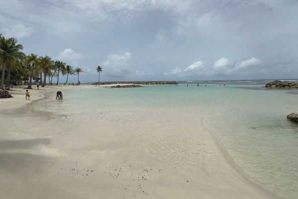 Plage du bourg de Sainte-Anne.