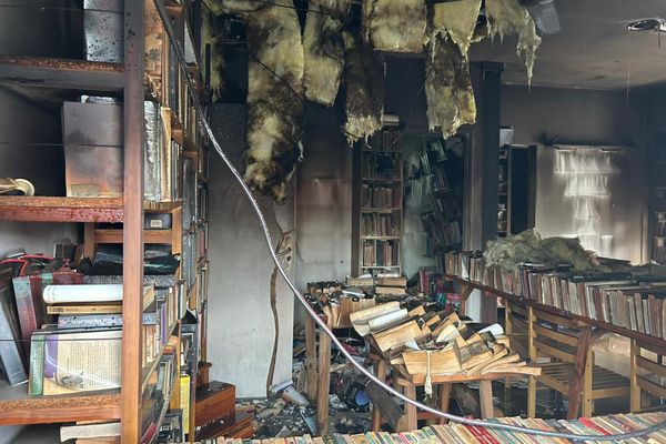 Vendredi 3 janvier, les bureaux de la SIC, la bouquinerie du Nord et un cabinet de psychologie sont en feu à Koné.