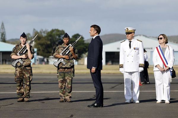 Emmanuel Macron à son arrivée à l'aéroport de Nouméa-la Tontouta, jeudi 23 mai