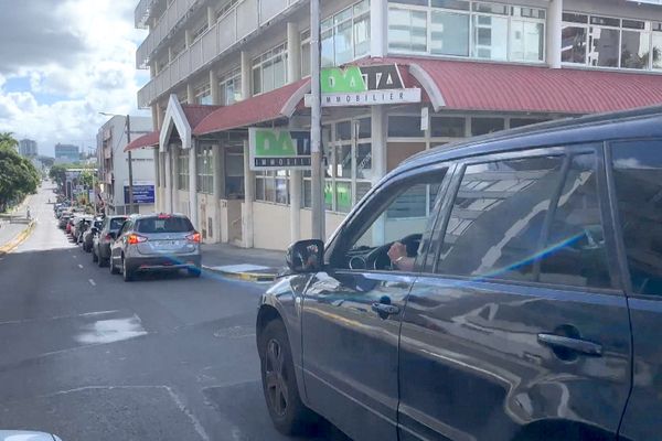 Le 23 mai, une longue file d'attente devant une station-service située à Nouméa.