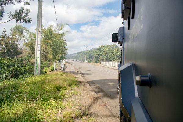 La route provinciale qui traverse Saint-Louis, au Mont-Dore, vue du verrou Nord de la gendarmerie, en septembre 2024.