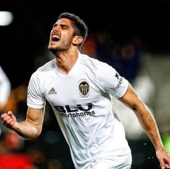 Gonçalo Guedes, comemorando um gol pelo Valencia na temporada passada.