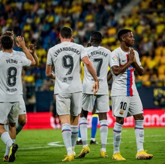 Ansu Fati se desculpa diante da torcida do Cádiz após marcar o terceiro gol do Barça. / Twitter: @FCBarcelona_br