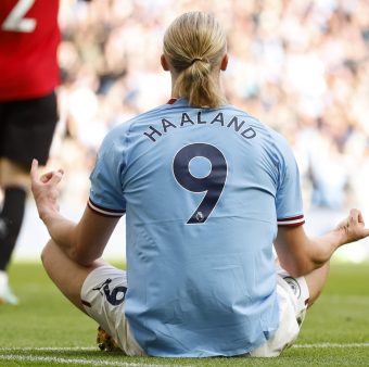 Erling Haaland, comemorando o seu terceiro gol na vitória por 6 a 3 sobre o Manchester United, pela Premier League. / Twitter: @ErlingHaaland