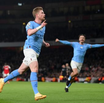 De Bruyne comemora o gol marcado na vitória por 3 a 1 sobre o Arsenal. / Twitter: @ManCity_PT