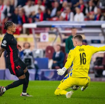 Raphinha tentou de tudo, mas não teve sorte no duelo contra o Monaco. / Foto: Twitter @FCBarcelona_br