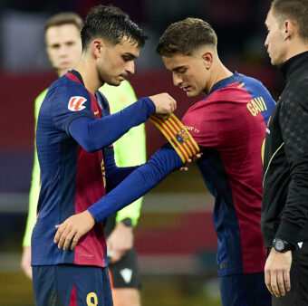 Gavi recebe a braçadeira de capitão de Pedri, ao entrar em campo contra o Sevilla. / Tritter @FCBarcelona_br