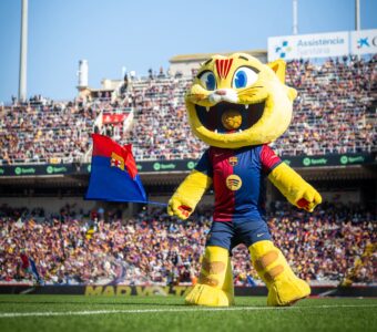 CAT, a nova mascote do Barça fez a sua estreia no duelo contra o Las Palmas, no Estádio Olímpico de Montjuic, em Barcelona. / Twitter @FCBarcelona_br