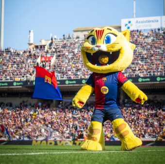 CAT, a nova mascote do Barça fez a sua estreia no duelo contra o Las Palmas, no Estádio Olímpico de Montjuic, em Barcelona. / Twitter @FCBarcelona_br