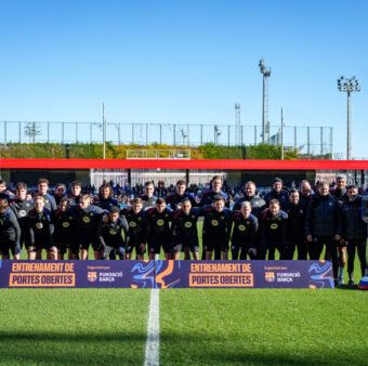 O Barça regressou aa trabalho com um treino especial ao lado da torcida. / Twitter @FCBarcelona_br