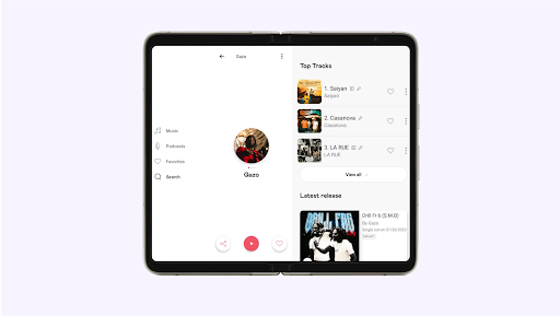 Un téléphone pliable affiche le flux Deezer avec les titres les plus écoutés et les dernières chansons sorties.