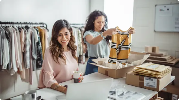 propietarios de la empresa en una tienda de ropa