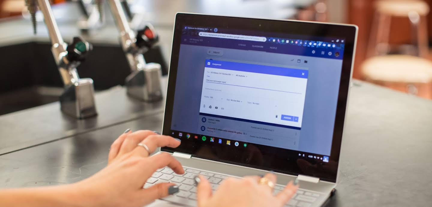 Mãos digitando em um Chromebook.