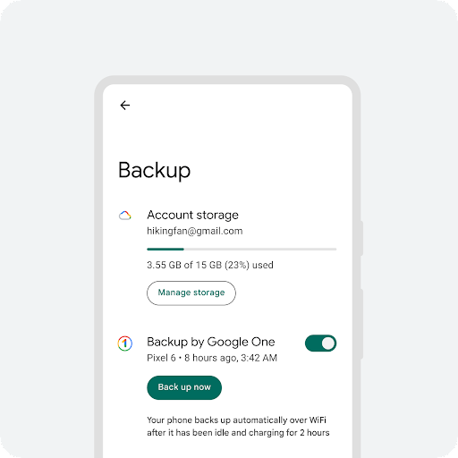 Outline ng Android phone na naglalaman ng mga detalye ng pag-back up.  Kabilang sa ipinapakitang impormasyon ang nauugnay na Gmail account, mga detalye ng nagamit at available na storage, button ng call-to-action na pamahalaan ang storage, naka-on na toggle ng pag-back up sa Google One, button ng call-to-action na Mag-back up ngayon, at text na nagsasaad na awtomatikong nagba-back up ang iyong telepono sa pamamagitan ng WiFi pagkatapos nitong maging idle habang naka-charge nang 2 oras.