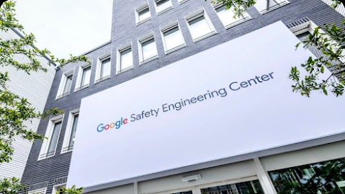 Baliho Google Safety Engineering Center di luar gedung pencakar langit.