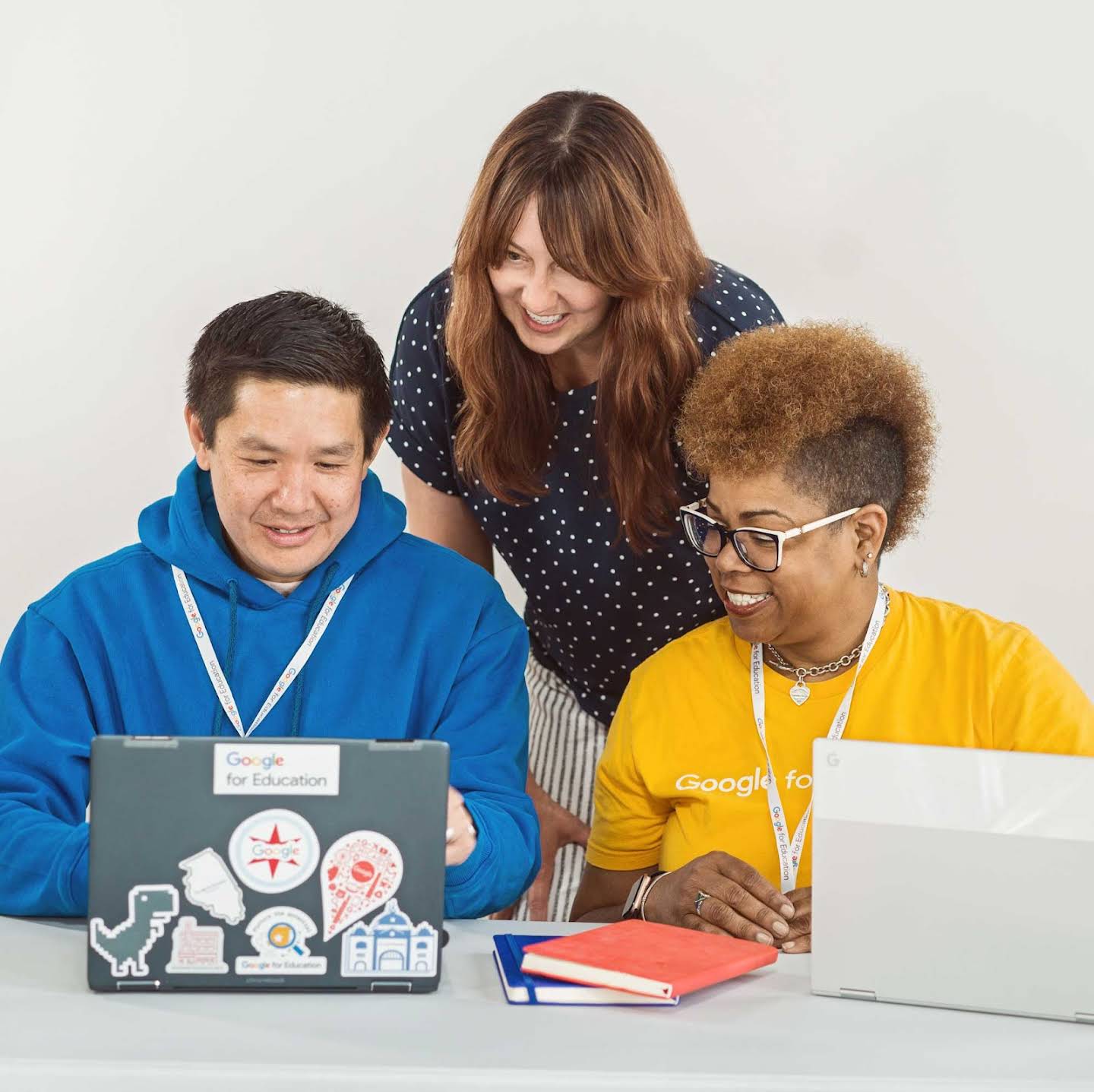 Imagen de tres docentes colaborando en un Chromebook