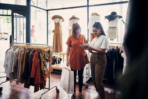 femme faisant des achats