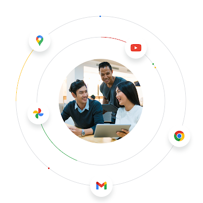 Tiga orang bekerja bersama menggunakan laptop, dikelilingi oleh logo produk Google untuk menunjukkan ekosistem Google.