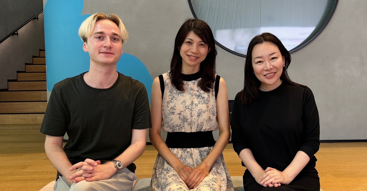 Couple of woman and a man sitting together