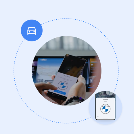 一雙手拿著一部手機，後面是一部架在汽車儀表板上的平板電腦，上面顯示「連接」按鈕和 BMW 標誌。BMW 標誌和一個汽車圖示在外圍以一條虛線相連。