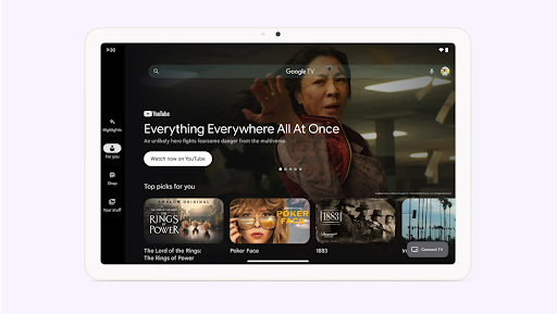 Un écran de tablette affiche la page d'accueil de Google TV avec une sélection des meilleurs films, séries et vidéos YouTube.