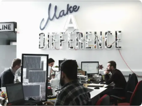 L’équipe de AGY47 travaillant dans un bureau moderne.