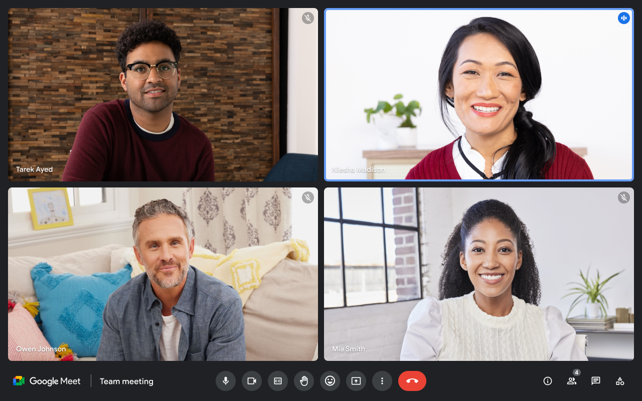 Reunión de equipo por videoconferencia con cuatro participantes 