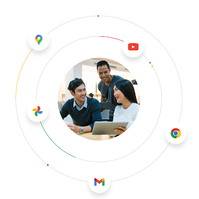 Ba người làm việc cùng nhau trên một máy tính xách tay, bao quanh bởi các logo sản phẩm của Google để thể hiện hệ sinh thái của Google.