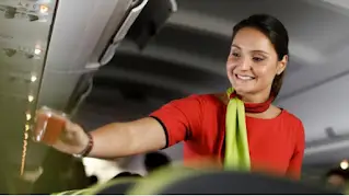 Une femme portant des écouteurs Bose sans fil sourit.