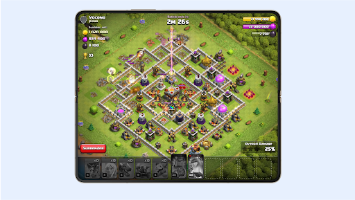 Un champ de bataille Clash of Clans s'affiche sur l'écran d'un téléphone pliable.