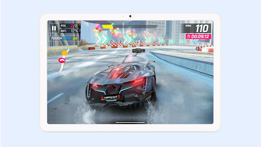 Sur l'écran d'une tablette, des voitures de course atteignent la ligne d'arrivée avec des flèches et des ballons dans le jeu Asphalt 9 Legends.