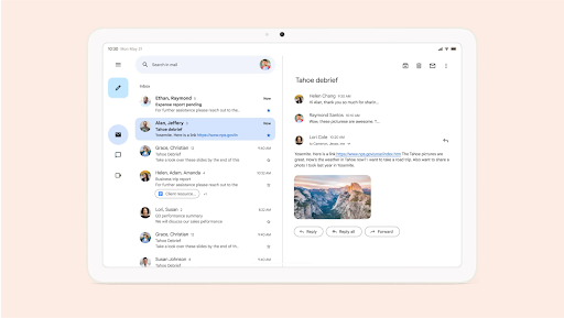 Gmail s'affiche sur l'écran d'une tablette. Un e-mail est présenté à côté du fil d'e-mails dans la boîte de réception.