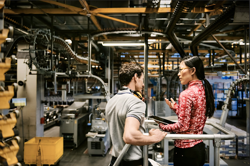 femmes dans une usine