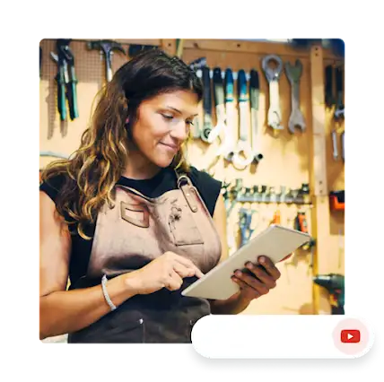 Femme dans un atelier regardant une tablette